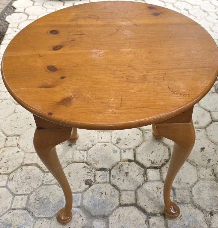 Mesa auxiliar robusta vintage de pino amarillo años 60 con patas provinciales recogida local  Foto 2 de 4