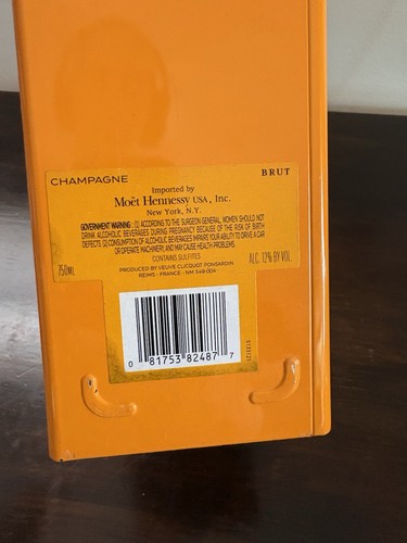 Veuve Clicquot Champagne Collectible Tin Mailbox W/moveable Flag - Picture 8 of 8
