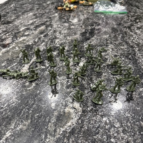 Lot of 26 Soldiers Toy Figures Medium Olive Green Army Men 1.75" Plastic - Picture 1 of 5