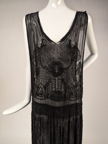 VESTIDO DE GASA DE SEDA NEGRA TRANSPARENTE FLAPPER DE 1920 CON CUENTAS GEOMÉTRICAS ART DECO - Imagen 2 de 9