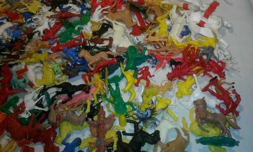 ☆ Vintage lot 2 or 3 lbs Cowboys & Indians & horses Plastic Figures & Coach F/SH - Picture 4 of 12