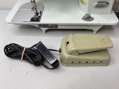 Janome Sewing Machine With Pedal. Vintage 71-350 - Model 701 - Tested And Works - Picture 2 of 12