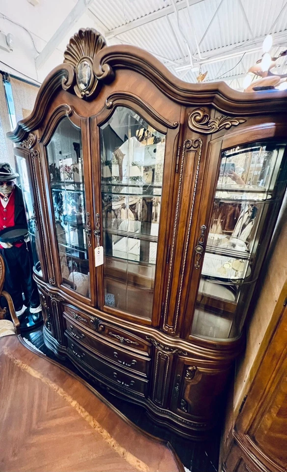 Armário de porcelana AICO por Michael Amini Bella Veneto - Imagem 3 de 4