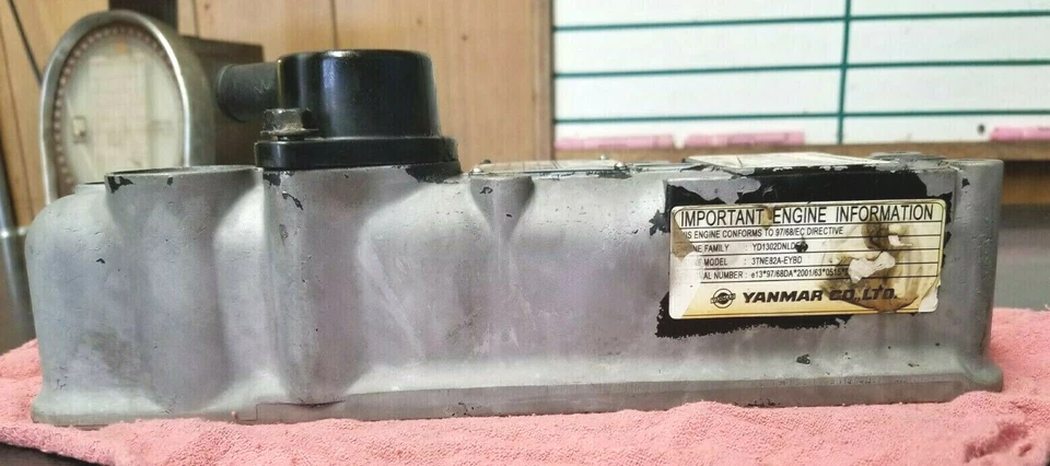 CUBIERTA VÁLVULA YANMAR 3TNE82A YD1302DNLD - usada - ver fotos Foto 3 de 4