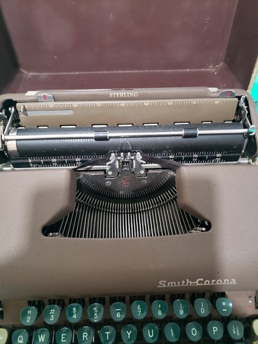 Macchina da scrivere manuale portatile Smith Corona Sterling (5A) anni '50 con custodia - Foto 2 di 7