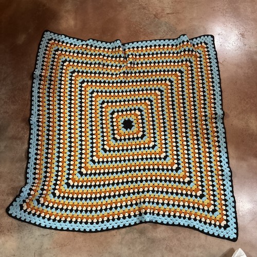 Coperta fatta a mano all’uncinetto afgano giallo blu arancione nero nonna 44” x 43” - Foto 9 di 9