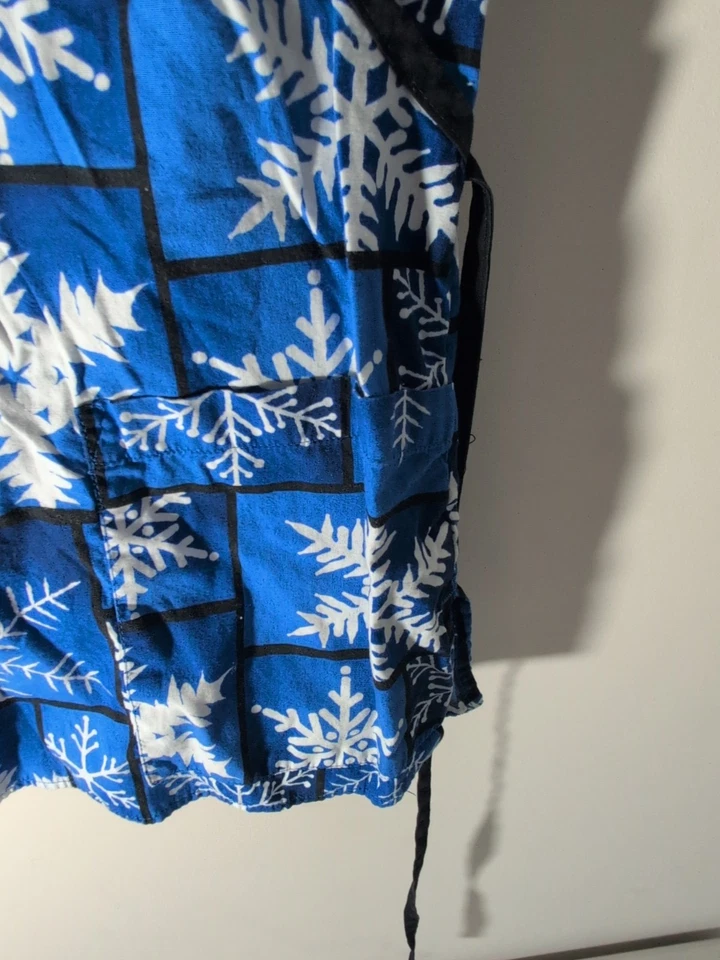 White Cross Winter Scrub Top Size Extra Small Womens - Image 4 of 4