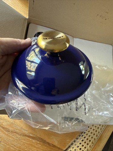 Tetera LE CREUSET INDIGO Gold KnWhistling 1,25 cuartos de galón edición limitada nueva en caja - Imagen 10 de 16