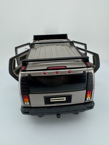 Maisto Hummer H2 1:18 Scale Diecast Silver - Picture 3 of 13
