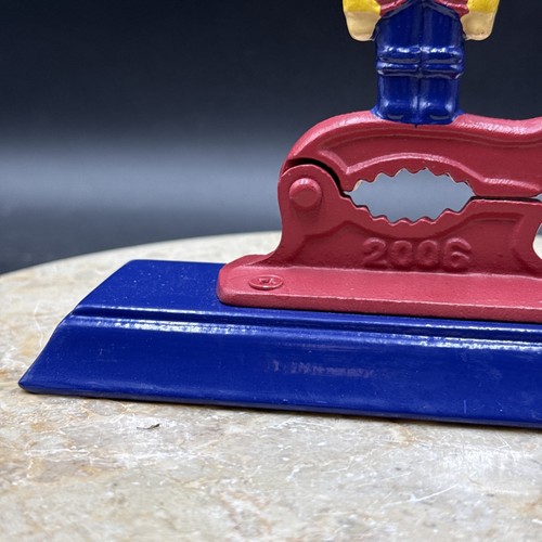 Schiaccianoci vintage con schiaccianoci in ghisa su base in legno 2006 - Foto 4 di 8