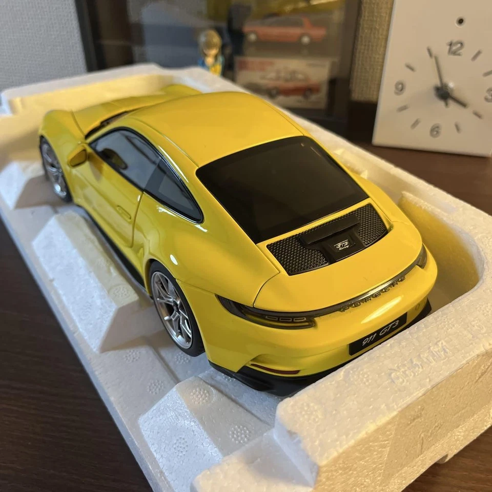Coche modelo amarillo Norev 1/18 Porsche 911 GT3 2021 Foto 4 de 4