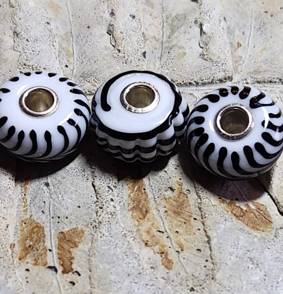 Trollbeads blanco y negro difícil de encontrar Foto 2 de 4