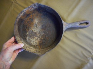 Salvaged-Griswold-No-6-Cast-Iron-Skillet-Pan-needs-restoration