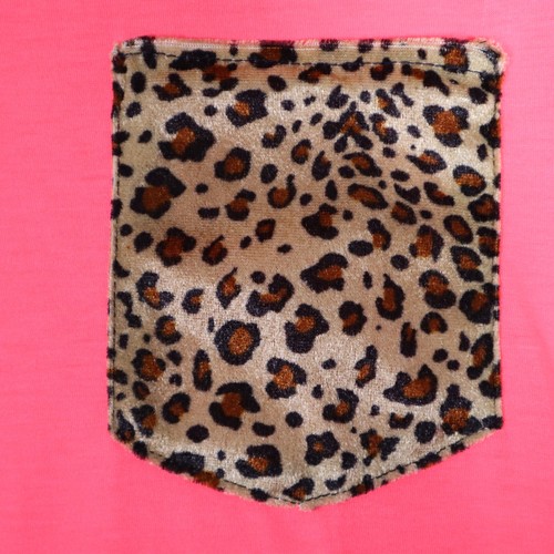 T-shirt donna senza marchio taglia L rosa elettrico stampa leopardata tasca scollo a V - Foto 3 di 8