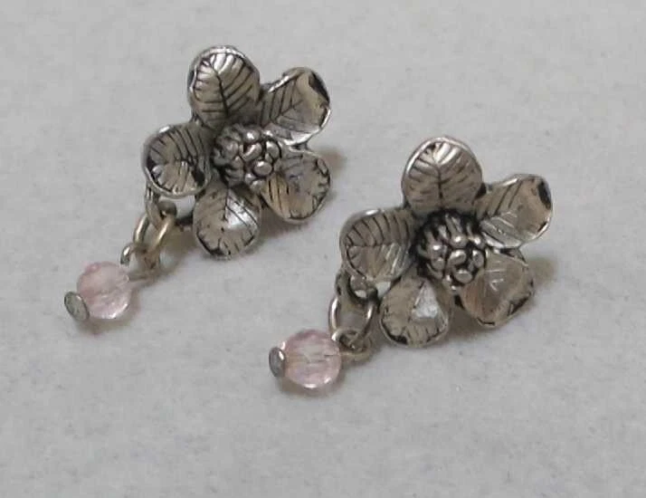 "Preciosos pendientes colgantes de cristal rosa con flores de 5 pétalos de peltre 3D 1"" poste perforados" Foto 4 de 4