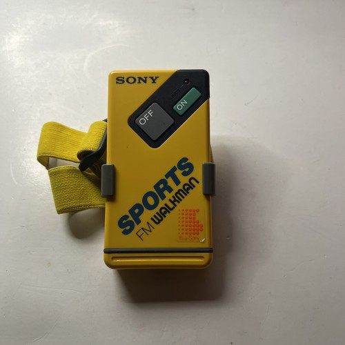 Radio Walkman Sony FM SRF-4 de colección funcionando con clip para cinturón y correa probada - Imagen 10 de 11