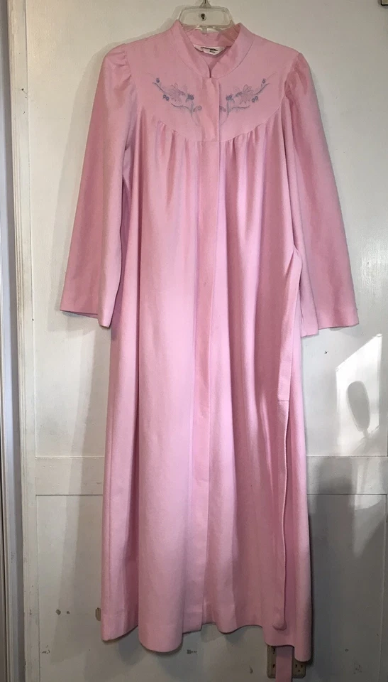 Shadowline Para Mujer Talla M Rosa Bata Larga Bordada Bolsillos Cinturón Frente a Presión Suave Foto 2 de 4