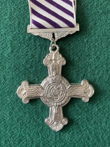 Medalla y cinta de la Cruz de Vuelo Distinguido de la Real Fuerza Aérea Británica COPIA - Imagen 1 de 7