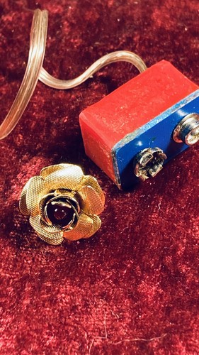 Vintage 70's Gold Color Rose red flashing LED Pin/brooch battery operated - Picture 5 of 5