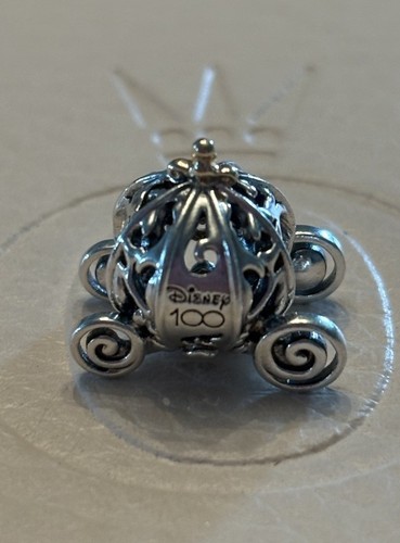 Pandora X Disney 100 Aniversario Cenicienta’s Carriage Charm con Diamante - Imagen 5 de 12