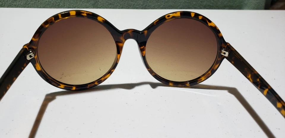 Gafas de sol BETSEY JOHNSON clásicas redondas carey con logotipo dorado brazos Foto 2 de 4