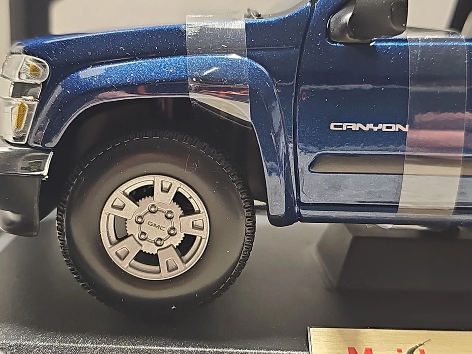 Vintage 2004 Maisto 2004 GMC Canyon 1:18 Scale Die-Cast Pick-up Truck - Image 4 of 4