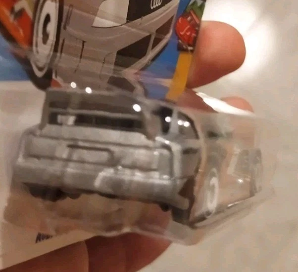 Hot Wheels Audi 90 Quattro Grigia Case L 2025 1:64 - Immagine 4 di 4