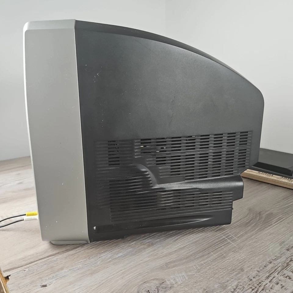 Magnavox 13" CRT TV DVD Combo Retro Gaming TV MWC13D6 No remote - TESTED - Image 3 of 4