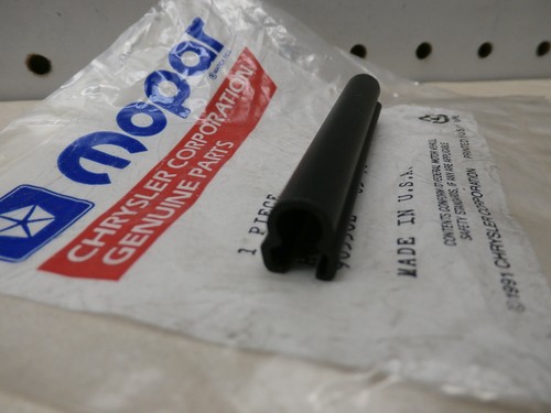 4334958 protector de manguera para lavadora de parabrisas, fabricante de equipos originales Mopar de lote antiguo, envío gratuito a EE. UU. - Imagen 2 de 3