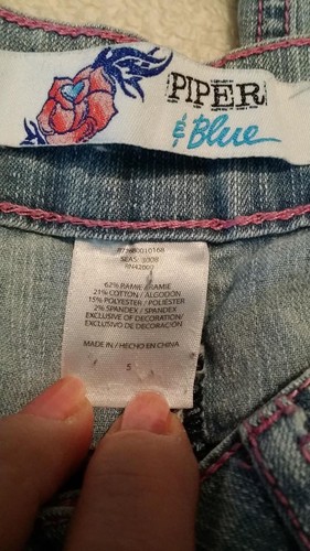 Cute Light Wash 5 Pocket Capri, Pink Stitching & Print Cuff , Size 5, Embroidery - Picture 8 of 9