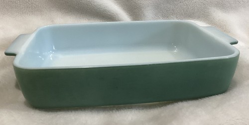 PYREX 507-B Sea Foam Green 7" x 9" x 2" Rectangle Casserole Dish - Picture 2 of 5