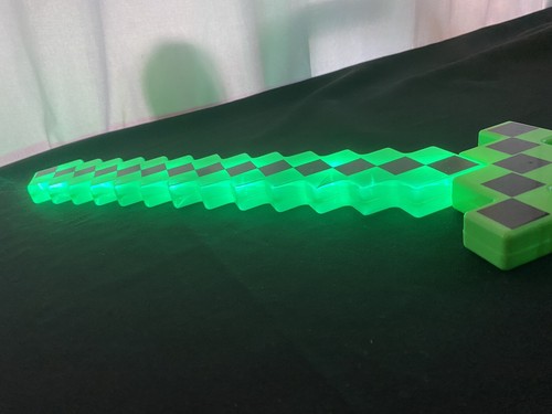 Espada de juguete Minecraft Green Diamond Pixel iluminada bloque de plástico con sonidos funciona - Imagen 3 de 9