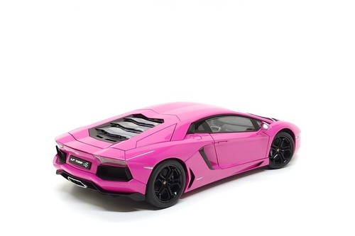 AUTOart Signature 1:18 Lamborghini Aventador LP700-4 in Pink - Picture 13 of 14