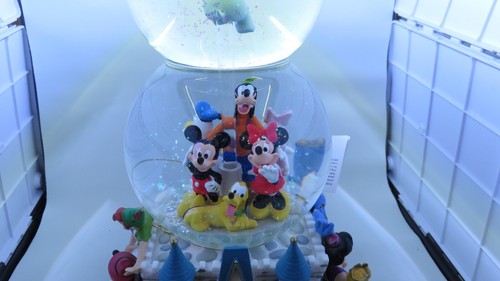 Disney “A Magical Gathering” Double Snow Globe - Musical, Lights & movement - Picture 3 of 11