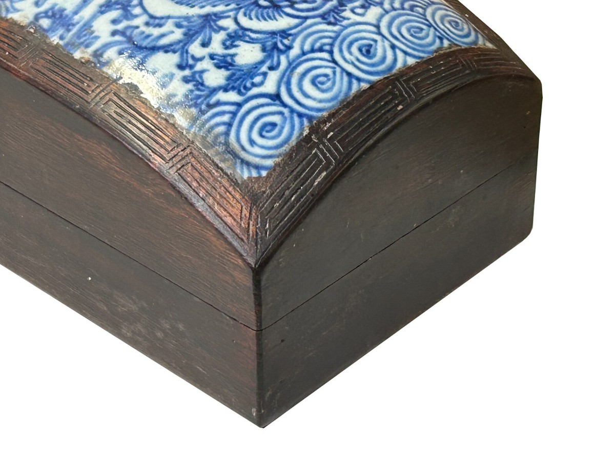 Chinese Old White Base Blue Scroll Flowers Porcelain Brown Wood Box ws3881S Chinese Old White Base Blue Scroll Flowers Porcelain Brown Wood Box ws3881S