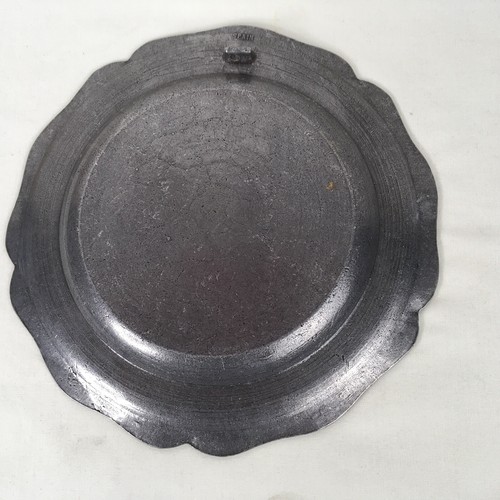 Plato colgante de pared de peltre español vintage barco galeón en el mar festoneado - Imagen 6 de 7