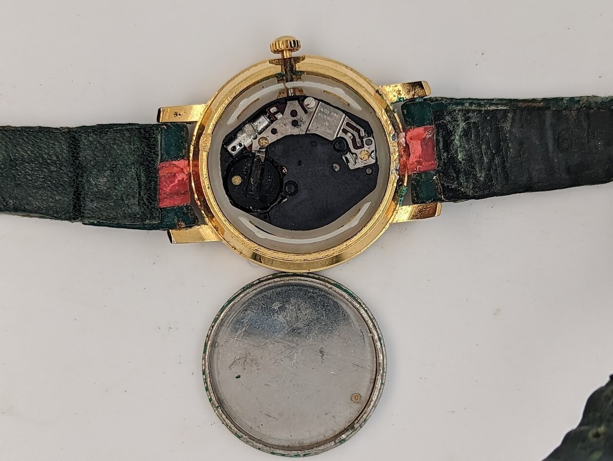 VINTAGE Gucci 3000L 18k Gold Plated Women's Watch with Red VINTAGE Gucci 3000L 18k Gold Plated Women's Watch with Red
