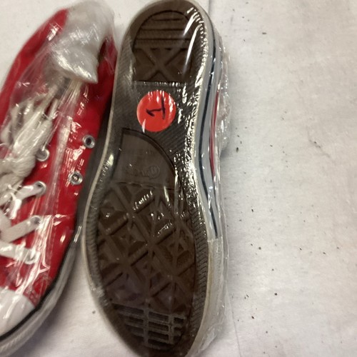 Converse girls size one red low top canvas shoe Chuck - Picture 3 of 7