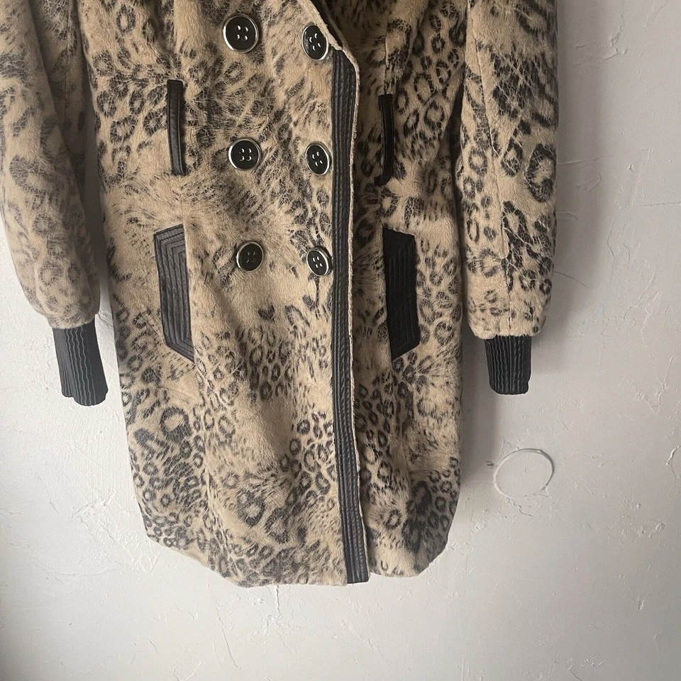 Gabardina Bebe Y2k Girlie para mujer talla XS Cheetah Mob Wive piel sintética larga con botones Foto 4 de 4