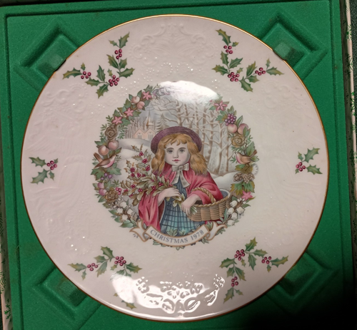 8.25" Vintage 1978 Christmas Collectors Plate Royal Doulton W/ Box - Picture 1 of 3