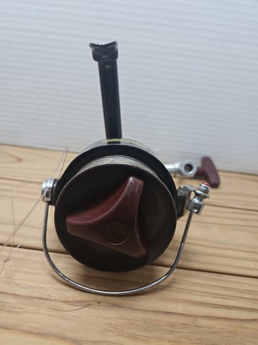 VINTAGE DAIWA MODEL NUMBER 7700 A HEAVY DUTY SALTWATER SPINNING REEL - Picture 6 of 9