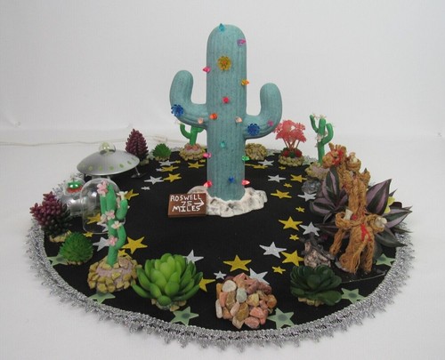 VTG 1970s LIGHT UP CHRISTMAS CACTUS & HOME MADE SKIRT ROSWELL UFO DESERT SCENE - Foto 10 di 12
