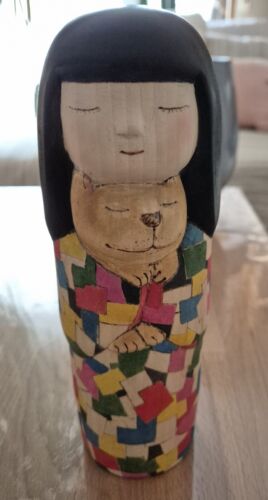 Kokeshi-Figur mit Hund der Künstlerin Yuko Yamazaki