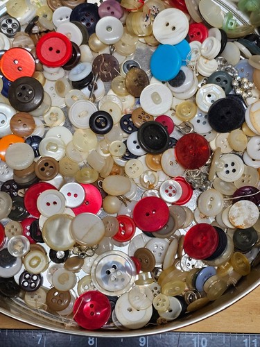 Large Button Group Lot. Mixed Sizes. Variety of Designs, Patterns, Lot 2 - Picture 6 of 14