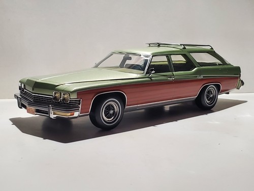 BOS Models 1974 Buick Estate Wagon 1:18 Scale Resin Car Green Wood Station Wagon - Picture 19 of 24