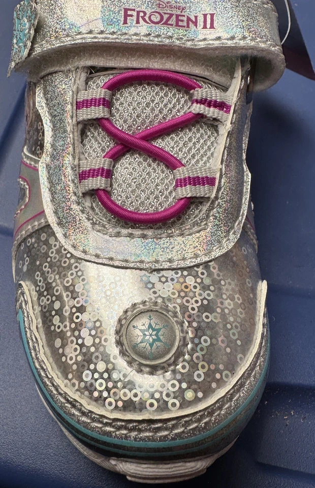 Disney Frozen II 学步儿童女孩 Light Up 运动鞋-银色带蓝色-尺寸 9-全新带标签 — 第 4/4 张图片