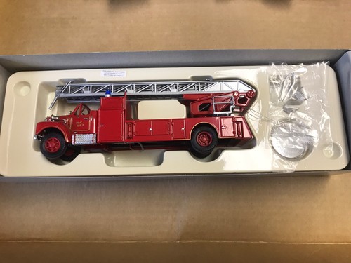 corgi 53001 Mack B Series. Rear Mount Ladder Milwaukee - Picture 2 of 8
