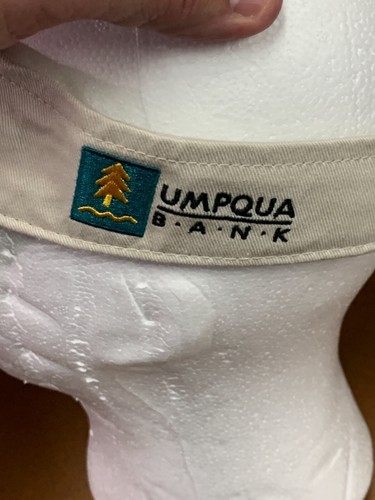 Banco Jeld Wen Tradition Golf Umpqua de colección gancho para visera y bucle beige - Imagen 2 de 4