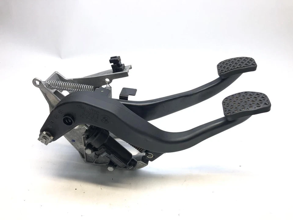 Оригинальная шестиступенчатая педаль тормоза и сцепления ручной коробки передач 2008 BMW 335i - Изображение 3 из 4