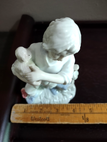 Statuina ragazzo vintage porcellana blu e bianca con agnello e secchio d'acqua - Foto 4 di 10